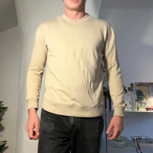 Tröja Filippa K - Tjocktröja från Filippa K i ett otroligt tjockt tyg. Grym passform (lite liten på mig). Passar S-M bättre. Antagligen lite stor för XS som lappen föreslår. 