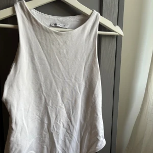Vit body Zara - Super snygg och passar till allt🤩men köpte tyvärr en storlek för stor!