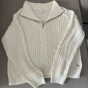 Stickad Tröja - Kabelstickad tröja från HOLLY & WHYTE. Nypris 349kr. Köparen står för frakten. Pris kan diskuteras vid snabb affär.