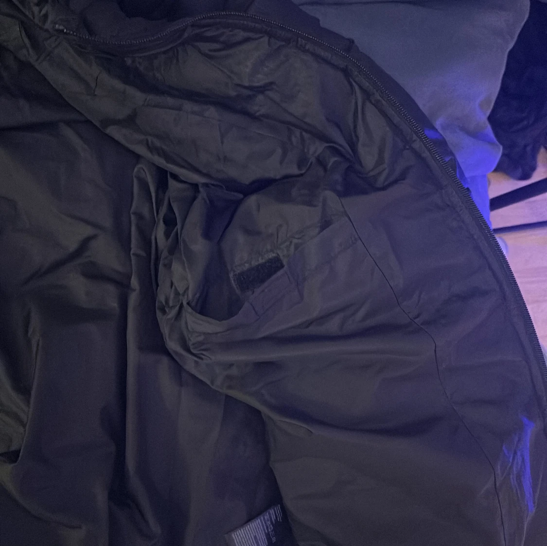 Svart pufferjacka från H&M med huva - 3