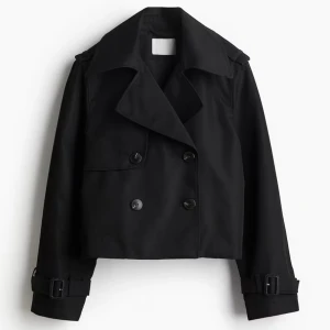 Svart trenchcoat - Snygg svart croppad trenchcoat, använd fåtal gånger och den är ganska kort i modellen, har egna bilder också vid intresse❣️❣️