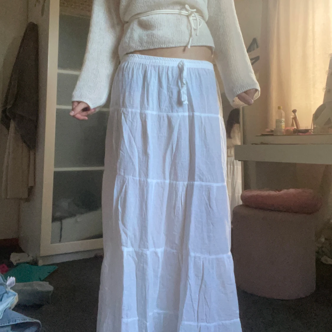 Vit långkjol med knyt i midjan💘