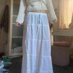 Vit långkjol med knyt i midjan💘 - Superfin vit långkjol med avslappnad passform och knytband i midjan. Kjolen har en luftig och flowy känsla, perfekt för varma dagar. Den är sydd i flera våder som ger en snygg volym och bohemisk vibe. Snygg till skolavslutningen 💘💘