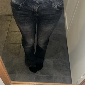 Svarta bootcut jeans från Bershka - Säljer ett par svarta bootcut jeans från Bershka de är lågmidjade💗skriv för fler bilder💕
