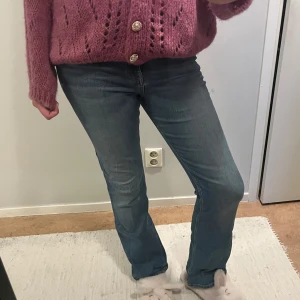 Blå bootcut jeans hm - Snygga blå bootcut jeans från hm med regular waist. Klassisk femficksmodell i mjukt denimtyg, perfekt för dig som gillar en tidlös look med lite utsvängda ben. Passar till allt och är superbekväma hela dagen🤞🏻