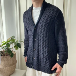 Massimo Dutti cardigan  - Inga defekter. Väldigt tung. För stor för mig som är 180,76kg. Storlek L. Kom med frågor 🤝