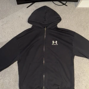 Balenciaga x Underarmor Zip up - Ny, inga skador, alla lappar kommer med.