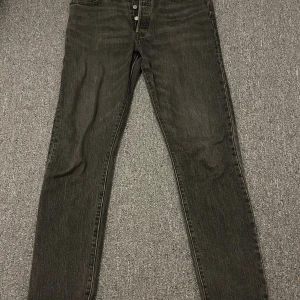 Levis 501 - Levis 501 jeans Storlek S vilket motsvarar  30,30  Väldigt fint skick 9/10 nypris 1150kr Billigare vid snabb affär