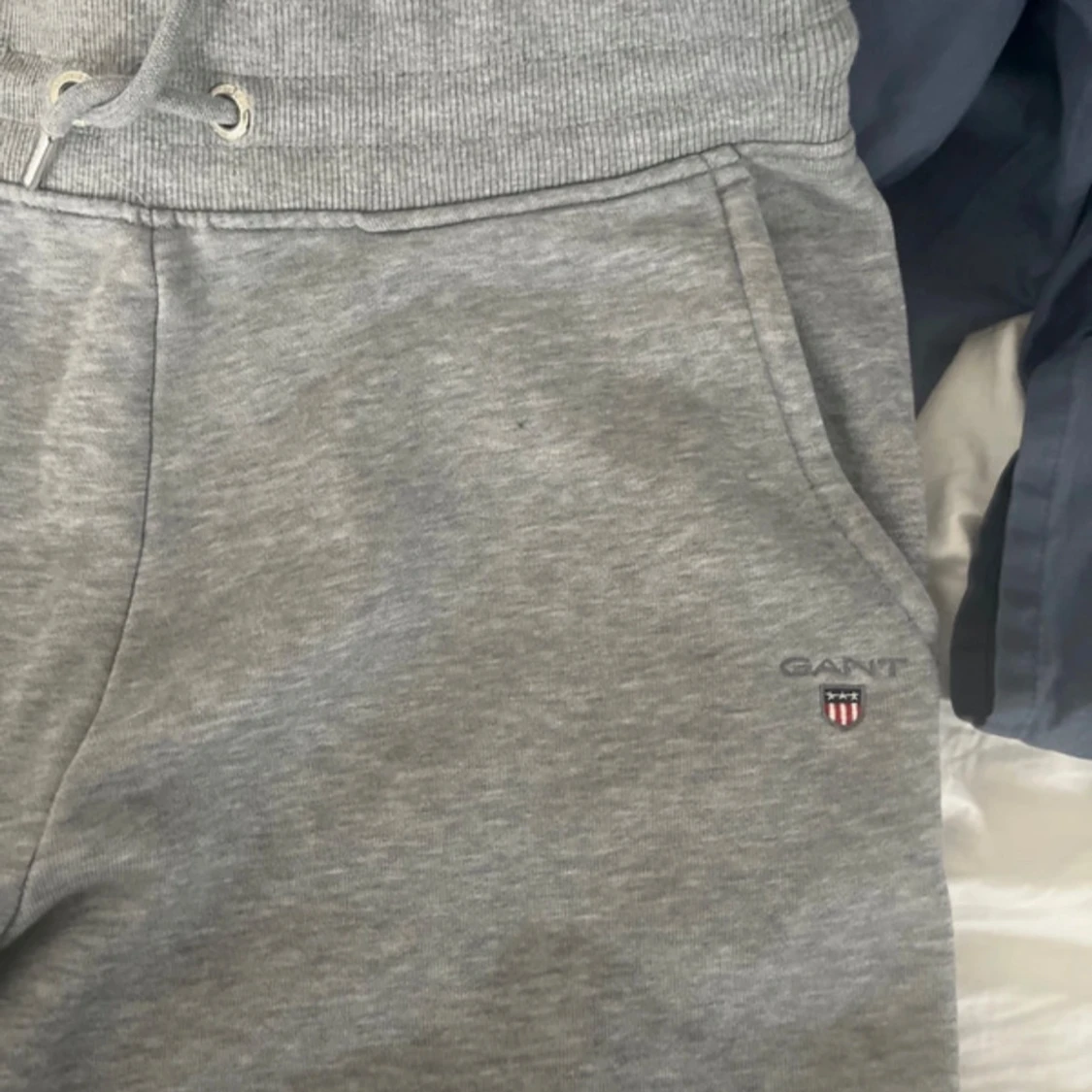 Grå mjukisbyxor från GANT, strl S - 1