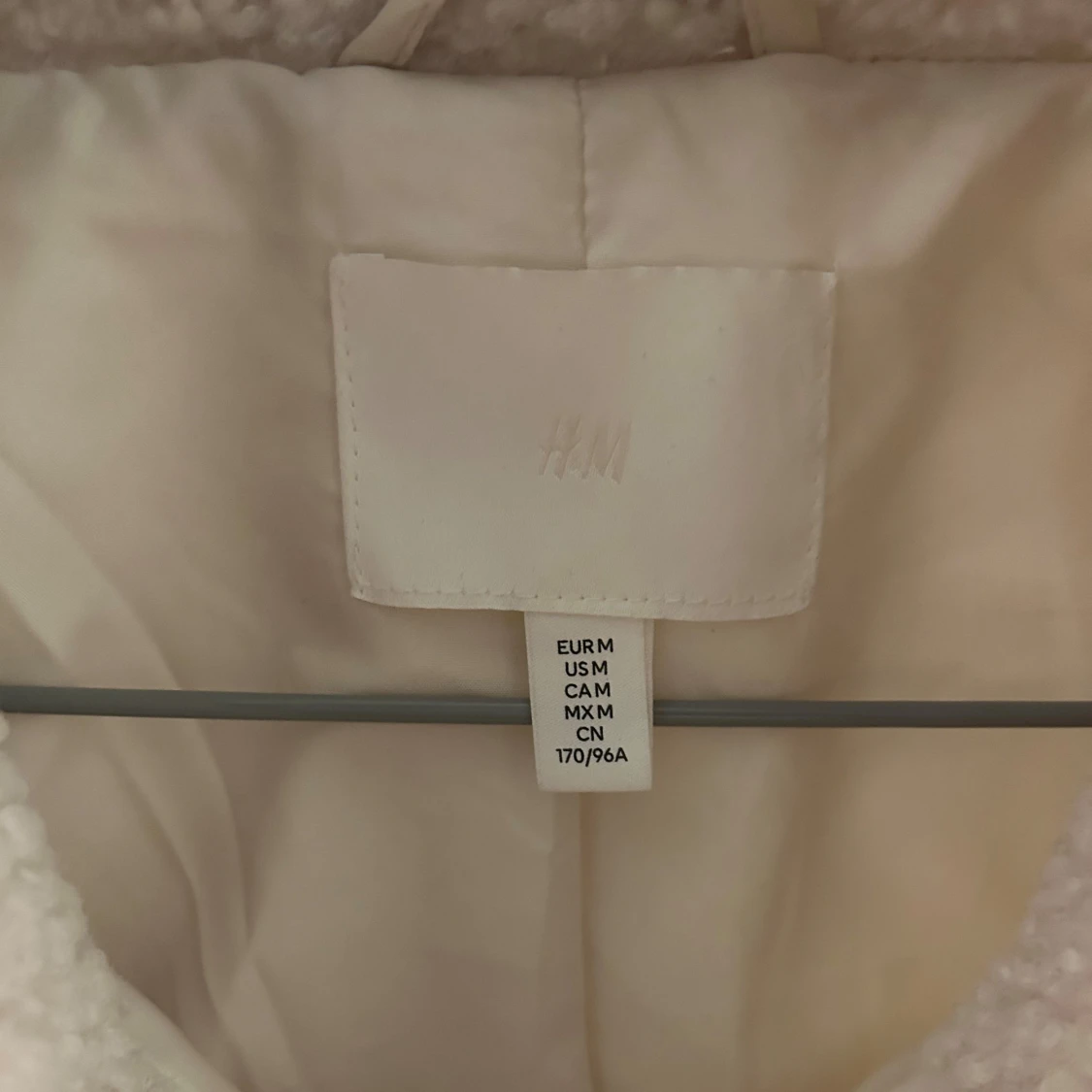 Crèmevit teddyjacka från H&M - 1