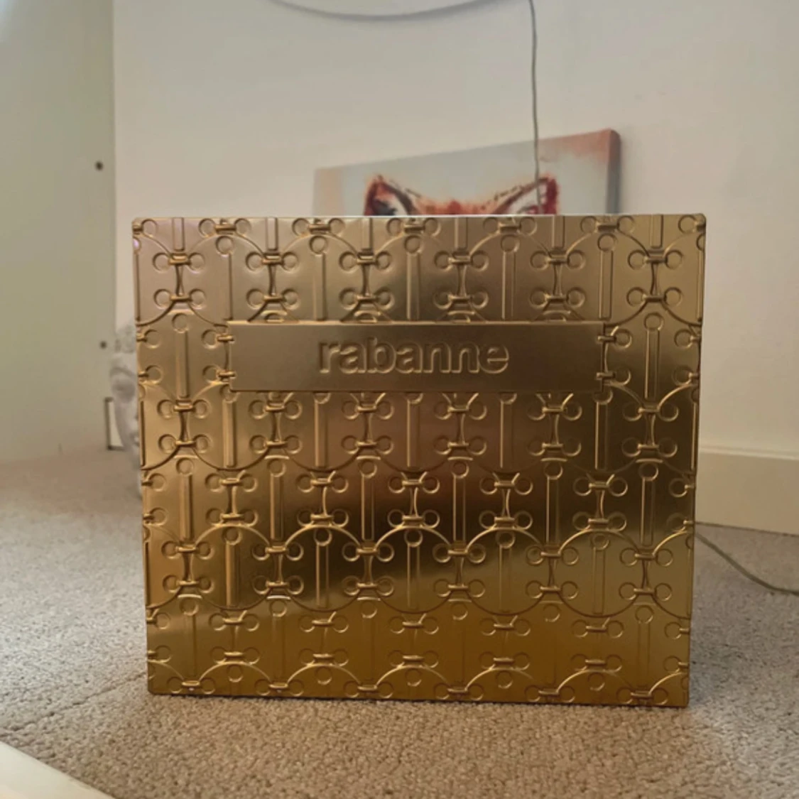 Guldig parfymbox från Rabanne