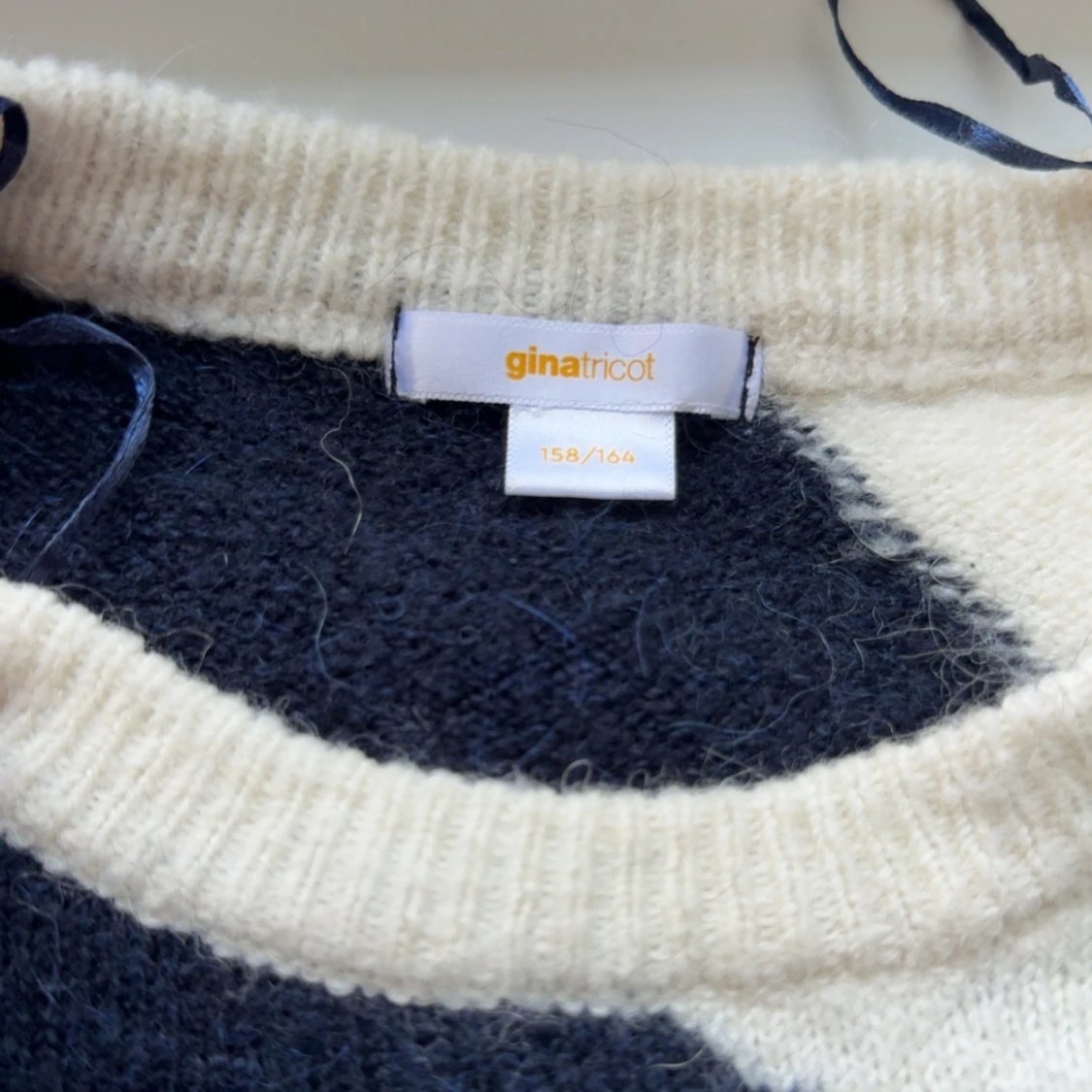 Svartvit stickad tröja från Gina Tricot - 2