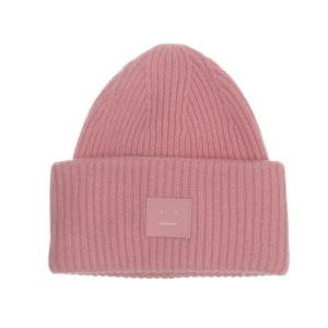 Acne mössa - Säljer en jätte snygg rosa ribbstickad mössa från Acne Studios. 100% ull. Varsamt använd så har inga defekter. Tveka inte på att skriva vid intresse! Kan även skicka fler bilder om så önskas💗