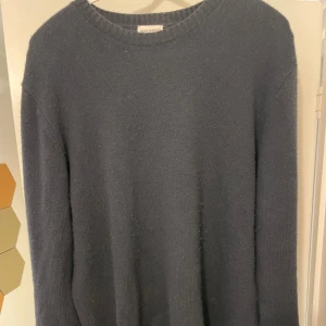 John Henric tröja - Tröja från John Henric Använd fåtal gånger Storlek L , Marinblå Nypris 1500~ Mitt pris 599! 90% wool 10% cashmere