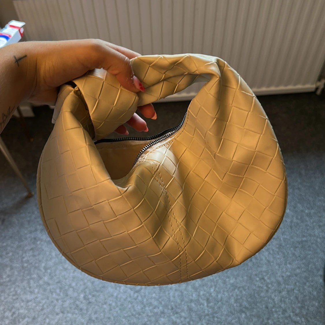 Beige axelväska med knut och rutmönster - 1