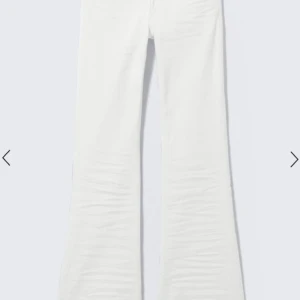 Söker vita weekday jeans - Söker dessa vita weekday jeans, skriv till mig om ni vill sälja!! Storlek 26:32 eller 27:32🤍