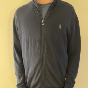 Ralph lauren hoodie  - Tja, säljer en fet Ralph lauren tröja skick 7/10 storlek S (passar M) vid frågor hör gärna av dig ;) priset ej hugget i sten😎💫