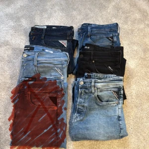Replay Jeans bulk 5st - Säljer flera par Replay jeans. Dem svarta och ett par ljusblåa är Grover och dem andra 3 är Anbass. Jeansens storlek är mellan Waist 27-33 och längd 34. Vid minsta lilla fundering är det bara att kontakta mig!