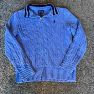 Polo Ralph lauren -  Säljer en jättefin polo kofta. Med jättebra kvalitet. Vilket gör den värd dess pris. Pris kan även diskuteras. Kontakta om några frågor.👌😃 