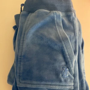 Blåa juicy - Dom är i jätte bra skick jag har använt väldig få gånger. Dom är köpta för 1299 så kommer sälja för 499 för dom är som nya💕