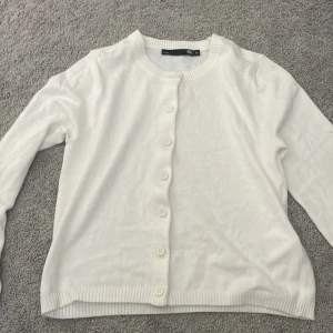 Vit kofta från 157 i storlek XS - Klassisk vit kofta från 157 i storlek XS. Helt oanvänd💕💕