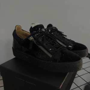  Giuseppe zanotti - Super snygga och fräscha grisch skor inför hösten, passar med allt och kanske hade passat bäst på en fest eller liknande, pris går att diskutera