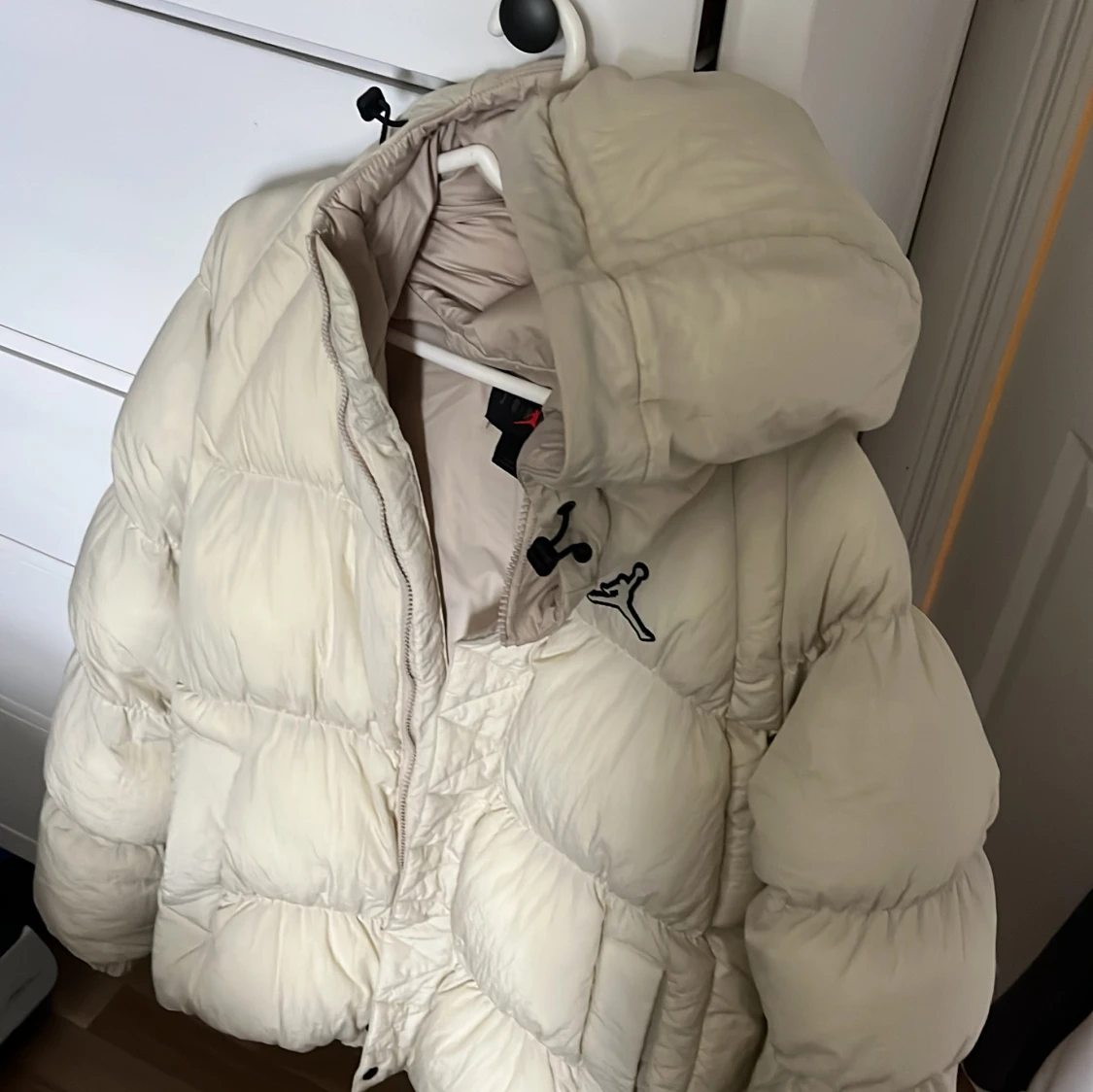 Jordan pufferjacka i beige med huva - 3