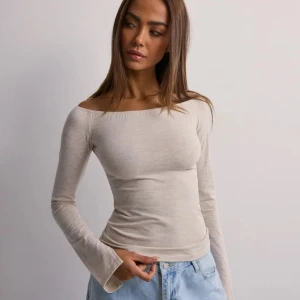 Nelly Beige Off Shoulder Slit Top - säljer min top from Nelly i storlek xs