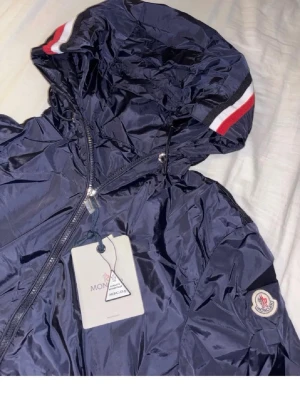 moncler windbreaker - säljer nu denna helt oanvända moncler windbreaker. storlek L men sitter mer som en M/S