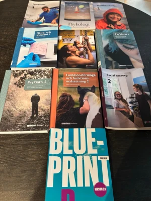 Omvårdnad 1, Levanders Psykologi 1+2a, Funktionsförmåga 1, Hälso- och sjukvård 2, Anatomi och fysiologi 1+2, Psykiatri 1, Psykiatri 2, Funktionsförmåga och funktionsnedsättning 2, Social omsorg 2, BLUEPRINT English 6 - Samling kursböcker inom vård, omsorg, psykologi, anatomi, fysiologi och engelska. Perfekt för dig som pluggar till undersköterska eller vill fördjupa dig i människokroppen, psykisk hälsa och socialt arbete. Passar både gymnasiet och vuxenutbildning.