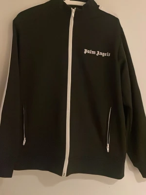 Palm angels tröja - Har använd den ett litet tag men skicket är väldigt bra. Jag är 180 o väger 70kg o den sitter perfekt. Pris kan diskuteras. Hör av dig vid fler frågor