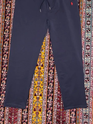 Ralph Lauren byxer - Snygga mörkblå mjukisbyxor från Polo Ralph Lauren i storlek L. Byxorna har snörning i midjan och en liten röd logga broderad på höger sida. Tillverkade i mjukt bomullsmaterial för skön komfort. Perfekta för chill eller träning.