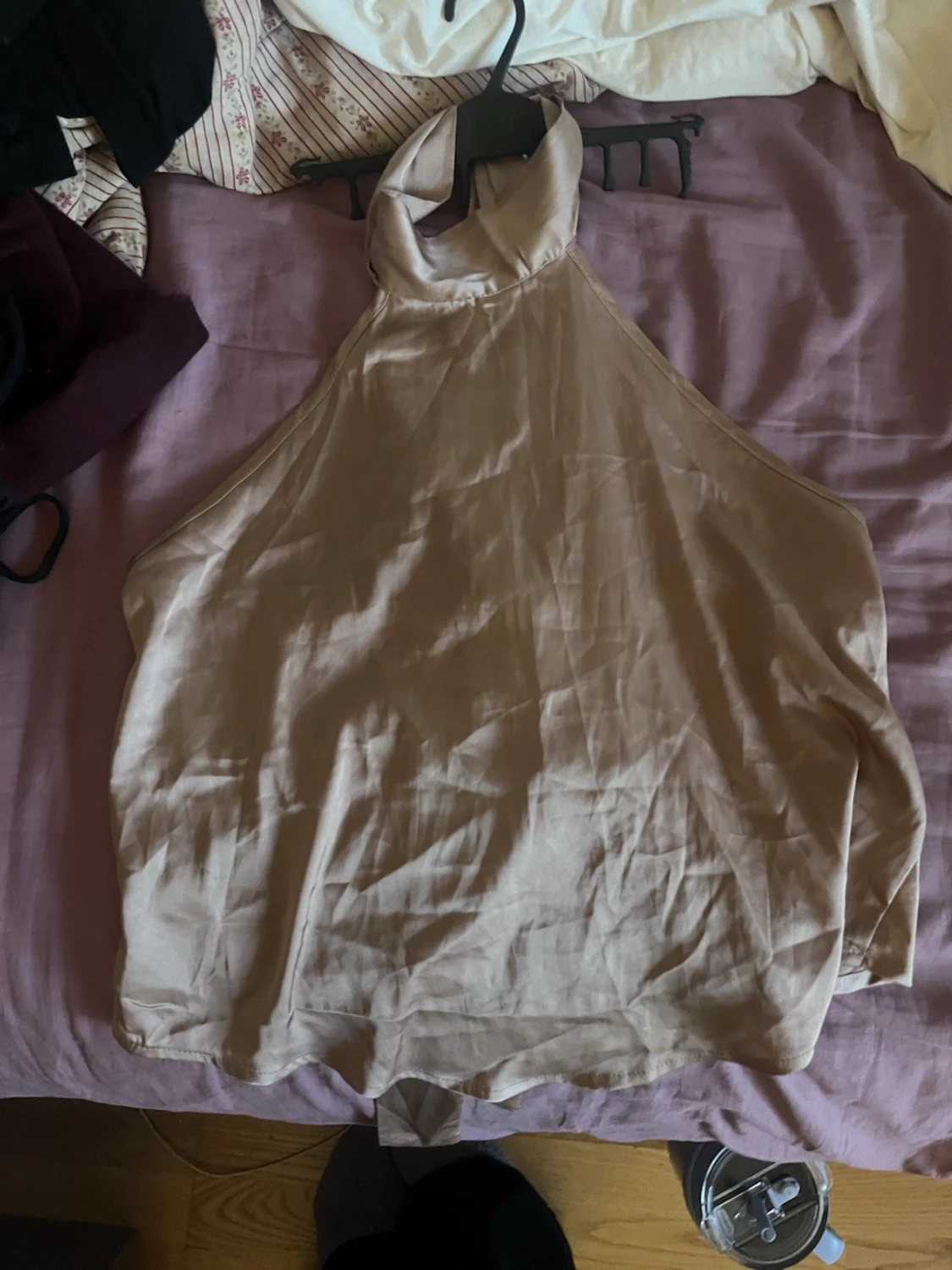 Beige halterneck topp i satin