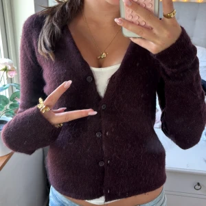 Vinröd kofta med knappar - Super fin stickad kofta från Gina tricot. Den är vinröd och jätte skön o mjuk. Orihinalpriset är 399kr och den är aldrig använd. Storlek s. Pris kan diskuteras och använd gärna köp nu💕