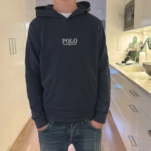 Ralph lauren holdie - Snygg mörkblå hoodie från Ralph lauren. Hör av er vid minsta fundering!!