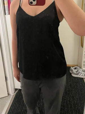 H&M satin linne  - Säljer då den inte kommer till användning.