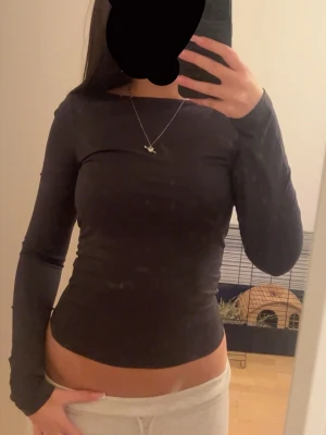 Grå långärmad tröja med öppen rygg - Säljer denhär knappt använt den, inga defekter, fin öppet rygg 