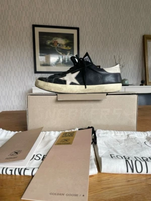 Golden goose skor - Säljer nu dessa feta Golden Goose pågrund av att de blivit för små. De har använts väl och det finns små tecken på användning. Skick 8/10 och de är i storleken 42 och redo för en ny ägare. ÄKTHETSBEVIS FINNS!! Hör av er vid minsta fundering!