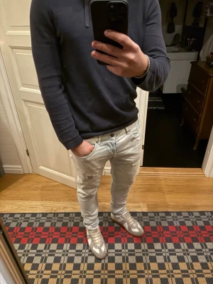 Dondup George Jeans - Ljusblåa Dondup Jeans i modellen George med slitningar | Storlek 35 men sitter mindre | Mycket fint Skick | Pris 599kr | Hör av dig vid frågor eller funderingar🙌