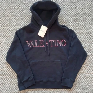 Svart hoodie från Valentino - Säljer en riktigt snygg Valentino hoodie i nyskick med tags. Självklart äkta. Hör av er vid eventuella frågor eller funderingar!🙌✌️