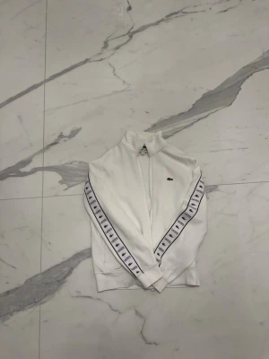 Lacoste - Fin Lacoste tröja passar tyvärr inte mig längre därför den säljs. Knappt använd kanske 5-6 gånger