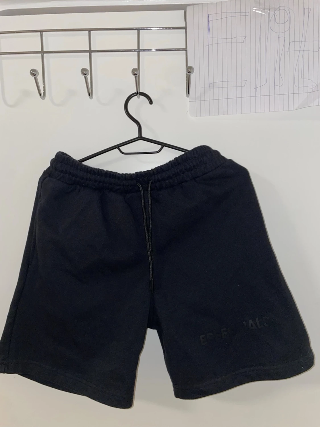 Svarta Essentials shorts   - 1