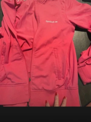Reebok tröja  -  Storlek S är jättebra skick