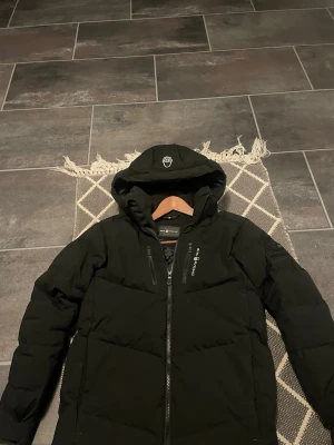 Sail Racing Jacka - Säljer nu denna perfekta jackan nu till vintern när de är kallt. Den funkar under hela dagen. Storlek 170, väldigt perfekt jacka då du kan justera passformen vid midjan med hjälp av ett snöre i varje ficka som man kan dra i.  Jätte fint skick, 9/10 sparsamt använd. Inga defekter och färgen är fin. Storlek 170 passar XS-S. Modellen är 176 och väger ca 55kg