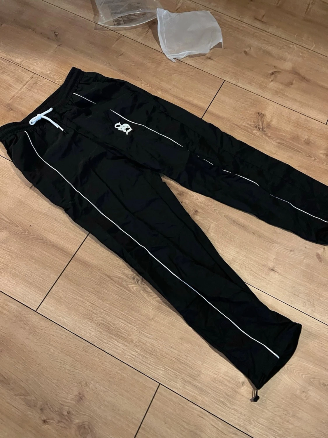 Svarta täckbyxor med vita detaljer - 1