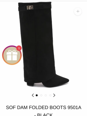 Höga svarta boots  - Säljer mina HELT NYA OANVÄNDA svarta boots💗 äääälskar dom! Storlek 36!  Ligger kvar i lådan 