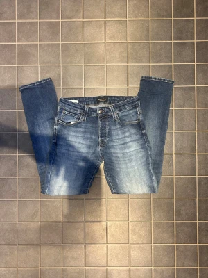 Jack and Jones jeans  - Säljer de här snygga Jack and Jones jeansen i storlek W30 L30 i modellen slimfit/glenn, jeansen har en riktigt snygg tvätt och är perfekta för vintern/våren, priset är inte fast utan går att diskutera!