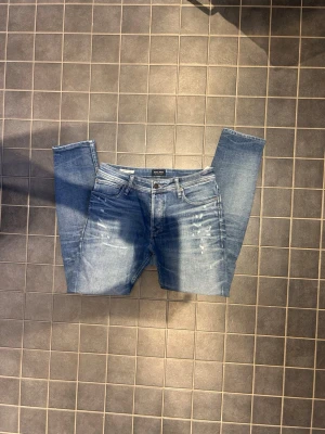 Jack and Jones jeans  - Säljer de här snygga Jack and Jones jeansen i storlek W32 L34 i modellen slimfit/tim, jeansen har en snygg tvätt men även snygga slitningar. Priset är inte fast utan kan diskuteras!