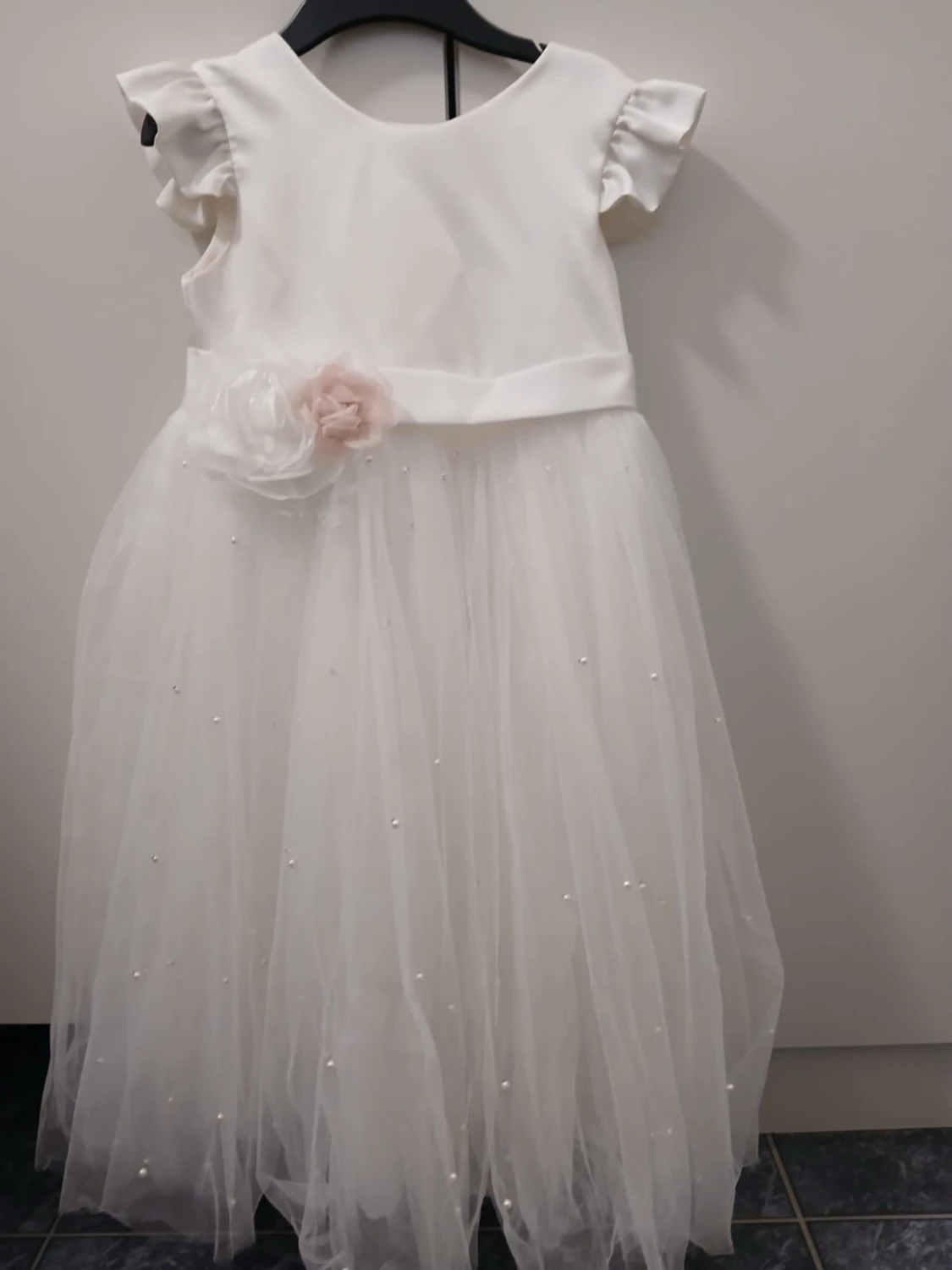 Vit långklänning med blommor och pärlor - 3