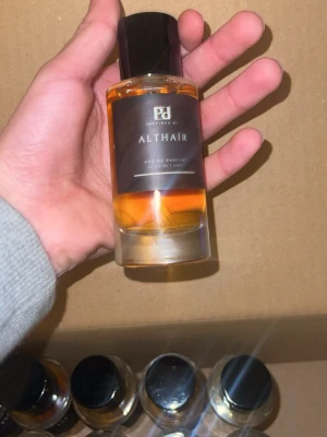 Parfymer  - Det finns alla möjliga parfymer. Det kan ni se på sista sliden också, Alla parfymer kostar 250kr st och är 50ML